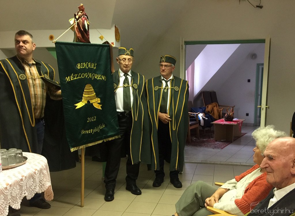 A Fényes-házban járt a Bihari Mézlovagrend 03